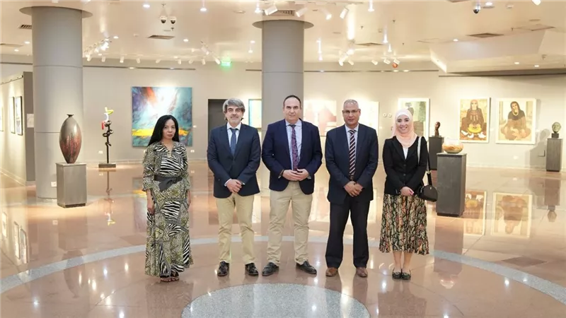 وفد جامعة قرطبة الإسبانية يشيد بمجمع الفنون والثقافة بجامعة العاصمة