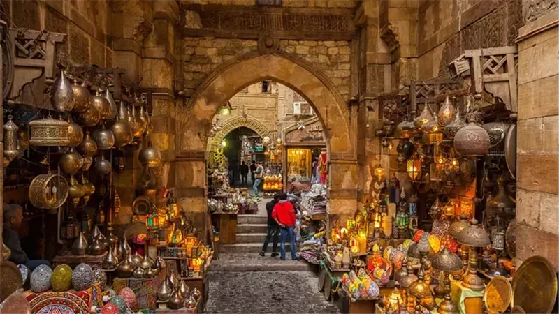 خبير سياحي يطالب باستبعاد خان الخليلي من برامج الأفواج الأجنبية