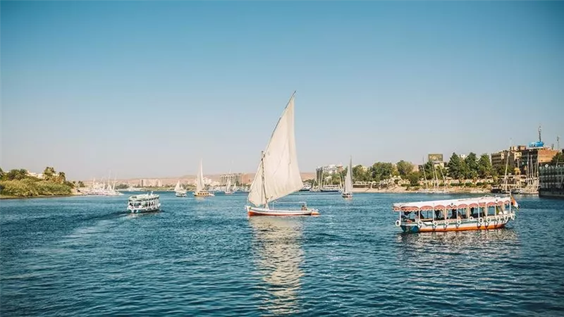 في وقت تفرض أوروبا غرامات على الشواطئ، كيف تحولت مصر إلى الملاذ المفضل للسياح؟