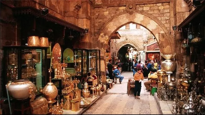 شارع الغورية، الحجر يروي حكايات المماليك وتنبض الأسواق بعبق القاهرة القديمة