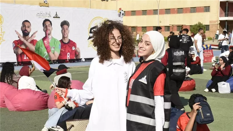 طلاب عين شمس يفترشون ملاعب المدنية الجامعية لمشاهدة لقاء المنتخب 