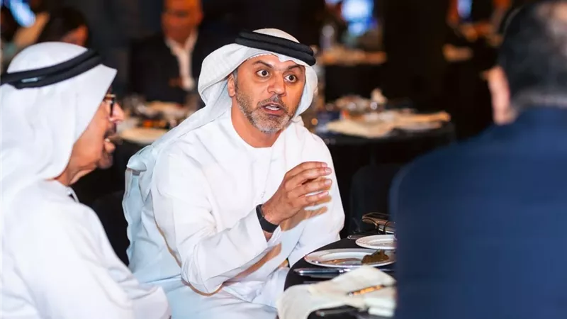 سفير الإمارات بالقاهرة يشارك في حلقة نقاشية حول الاستثمار السياحي بمصر