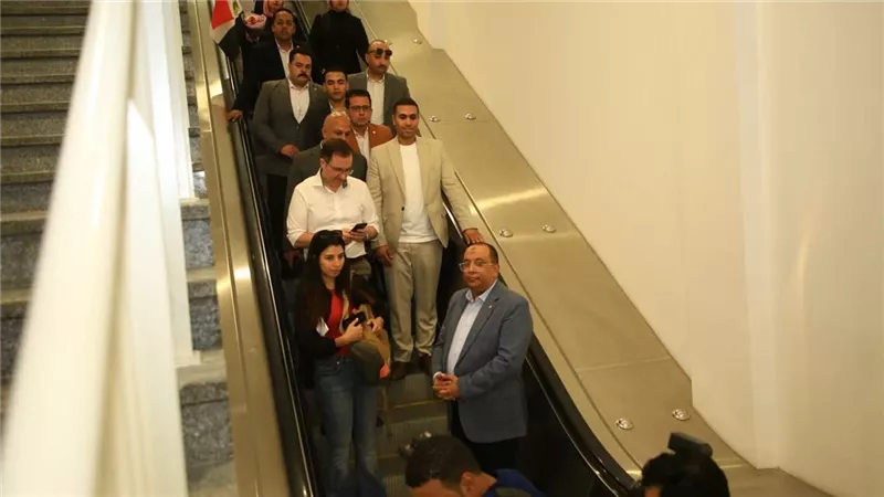 السفير البريطاني يستقل مونوريل شرق النيل ويشيد بمنظومة النقل الذكي في مصر
