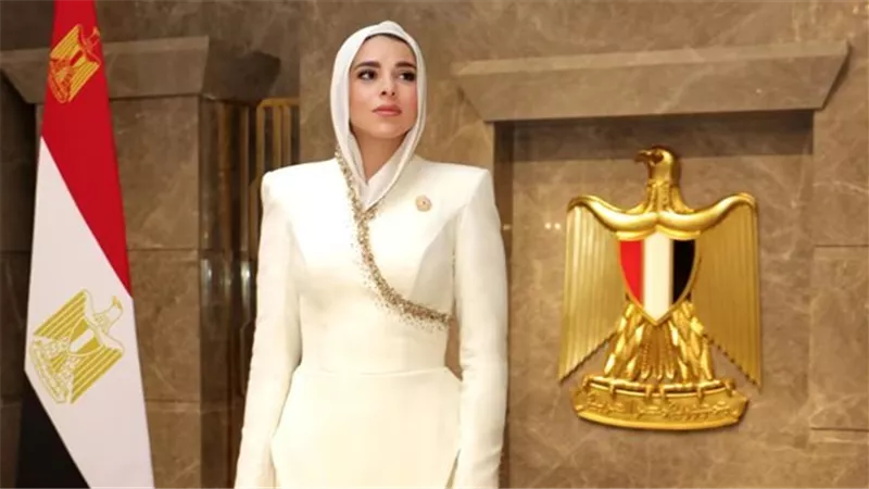 رسالة هيروغليفية مخفية تروي حكاية مصر في فستان ابنة السيسي الأنيق بالكامل 