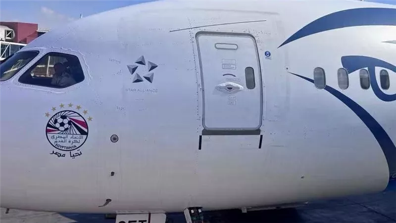 عودة الأبطال إلى أرض الوطن..استقبال جماهيري حافل لبعثة المنتخب بمطار العلمين