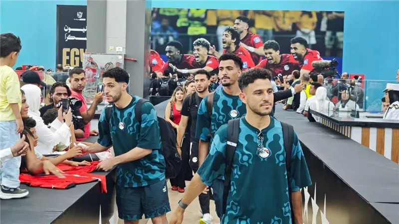 مطار العلمين الدولي يستقبل بعثة منتخب مصر وسط حشد جماهيري