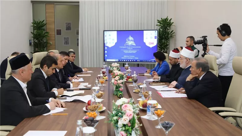 الضويني يلتقي مستشار رئيس جمهورية أوزبكستان للشؤون الدينية لبحث تعزيز التعاون