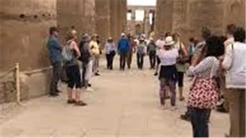 السياحة تحيل المسؤولين عن واقعة تصوير صانع محتوى مقابر أثرية بالأقصر للتحقيق