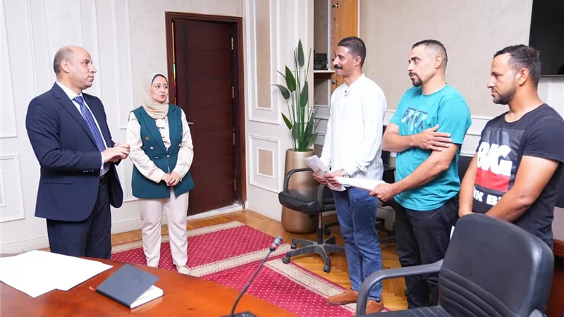 وزير العمل يُسلِّم لشباب عقود عمل جديدة للعمل في شركات لبنانية