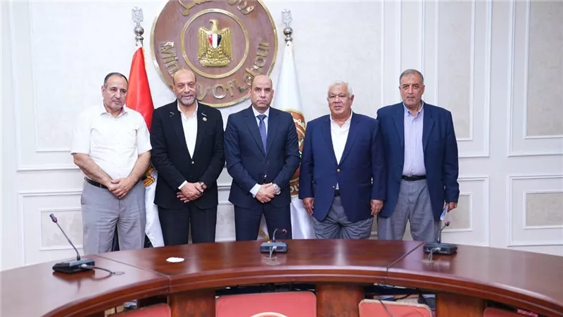 وزير العمل: تيسير الإجراءات أولوية.. والباب مفتوح أمام أصحاب المصانع