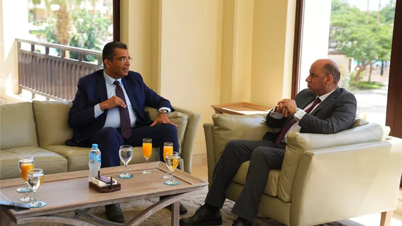 محافظ البحر الأحمر يستقبل وزير العمل بمطار الغردقة