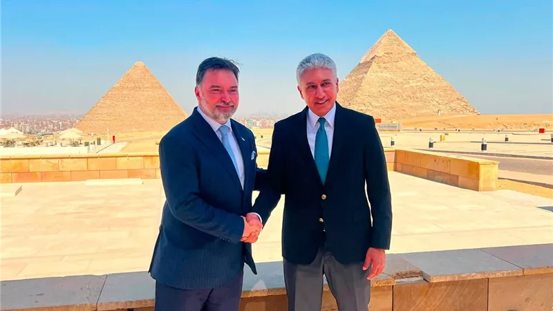 وزير السياحة والآثار يبحث مع نائب رئيس وزراء البوسنة تعزيز التعاون السياحي 