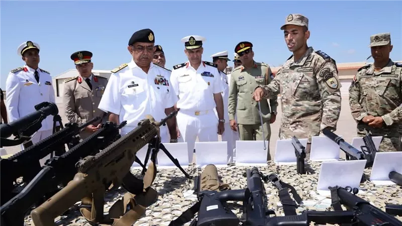 المتحدث العسكري: قائد القوات البحرية يلتقي رئيس هيئة الأركان البحرية الباكستان