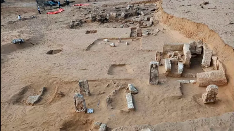 اكتشاف أثري ضخم بدمياط.. شواهد قبور وتوابيت وتمائم تكشف أسرار تل الدير