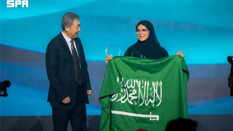 سعودية تفوز بجائزة 