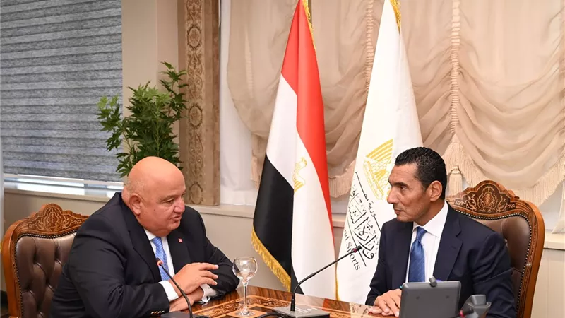 وزير الشباب يلتقي برئيس بنك saib لبحث تعزيز التعاون المشترك بين الجانبين