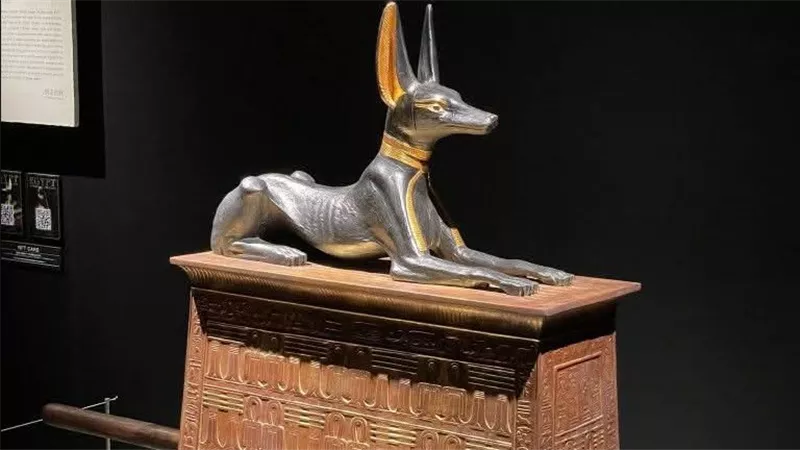 حارس مقبرة توت عنخ آمون.. أنوبيس يواصل حراسة أسرار الملك الذهبي بعد 3300 عام