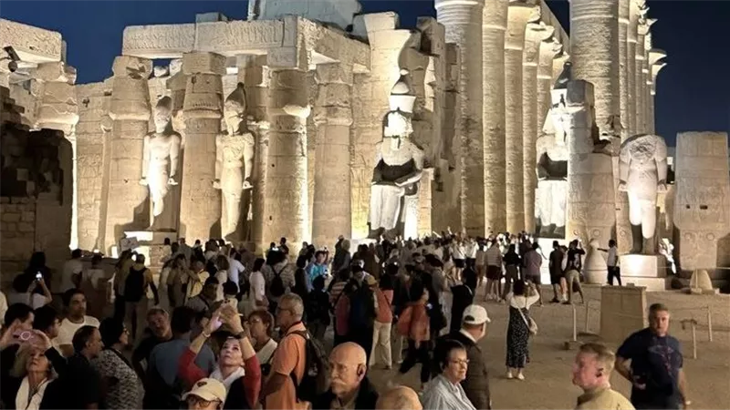 بيان عاجل من السياحة بشأن تصوير صانع محتوى مقابر أثرية بالأقصر