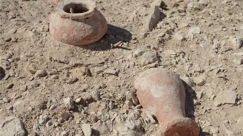 من قلب رمال البر الغربي.. اللقطات الأولى لأوانٍ فخارية عمرها آلاف السنين (خاص)