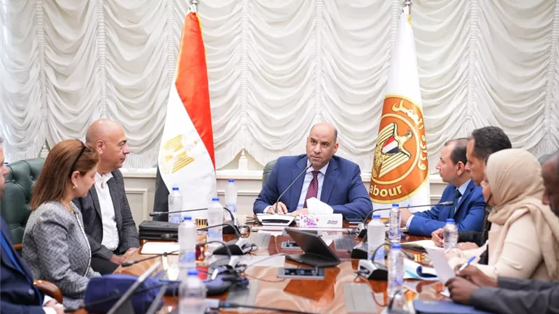 وزير العمل يتابع استعدادات إطلاق نظام رقمي موحد لإدارة تصاريح عمل الأجانب