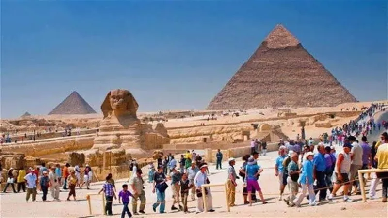 12.7 مليون سائح زاروا مصر خلال 8 أشهر.. والإيرادات ترتفع إلى 12 مليار دولار