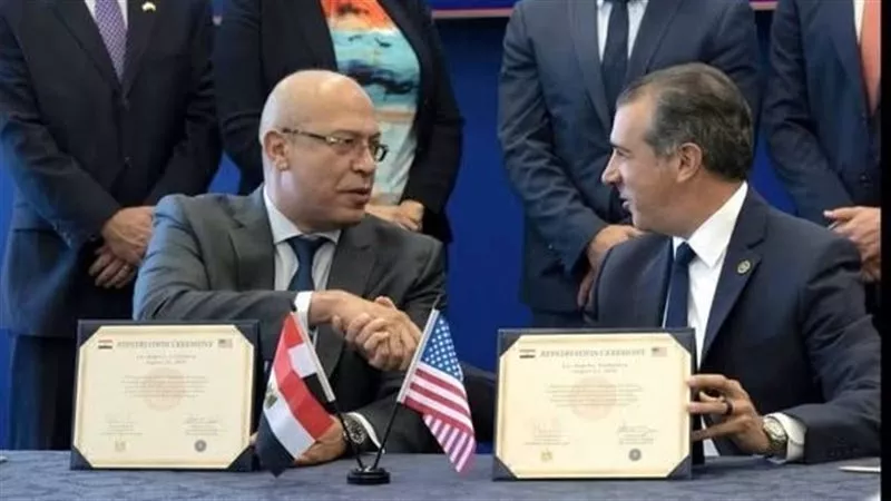 قنصل مصر في لوس أنجلوس يتسلم 48 قطعة أثرية مصرية مستردة من أمريكا