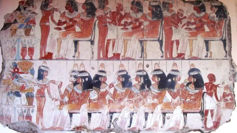 من دفاتر المصري القديم..كيف كان المصريون يحتفلون بيوم الميلاد قبل آلاف السنين؟