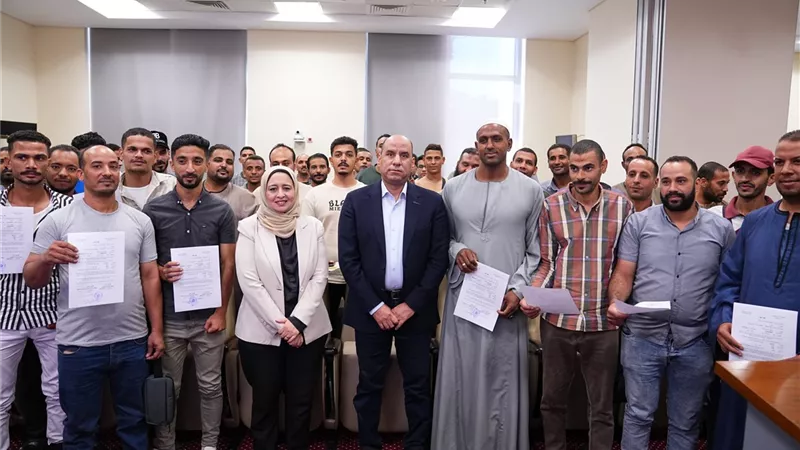 وزير العمل يسلم عقود جديدة لشباب نجحت في اختبارات العمالة الزراعية بالأردن