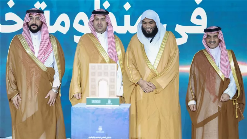 جامعة أم القرى تكرم الشؤون الإسلامية في ملتقى أبحاث الحج والعمرة