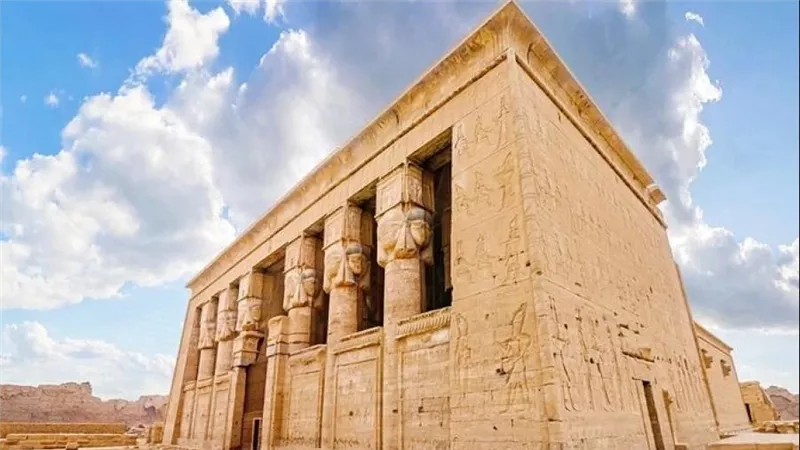 زودياك دندرة.. قصة السقف المصري الذي نُزع من معبد حتحور ووصل إلى متحف اللوفر