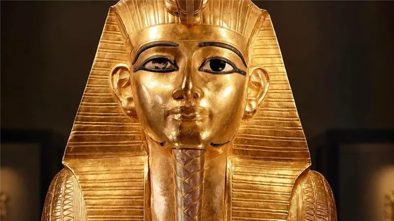 قناع بسوسنس الأول.. ذهب تانيس الذي يحكي أسرار الخلود في المتحف المصري