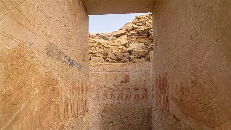 مقبرة من عصر جد كارع إيسسي..اكتشاف أثري جديد يكشف أسرار الإدارة والقضاء بسقارة