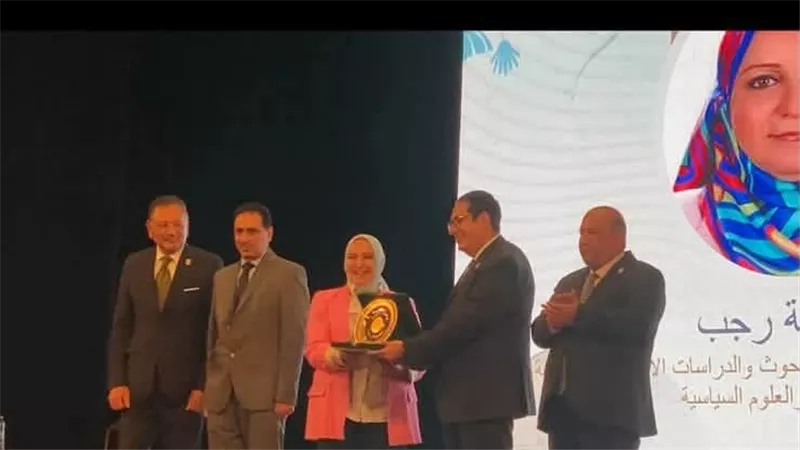 جامعة القاهرة تكرم 