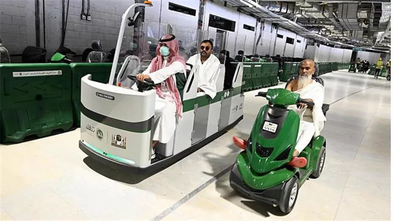 للمعتمرين.. أماكن وخطوات حجز العربات الكهربائية بالحرم المكي
