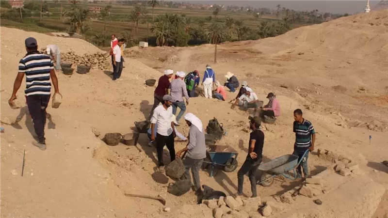 بعد سنوات من التوقف.. عودة مدرسة الحفائر للمبتدئين في سقارة وأبو صير