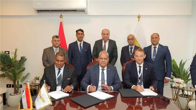 10 طائرات جديدة.. وزير الطيران يشهد توقيع عقد لتطوير أسطول الأكاديمية المصرية