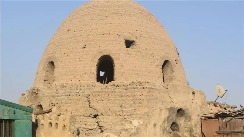 صرخة من قلب القاهرة التاريخية.. عالم آثار يستغيث لإنقاذ قبة السيدة زينب