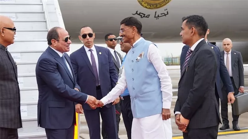 وزير الدولة الهندي للدفاع يستقبل الرئيس السيسي في نيودلهي قبل قمة البريكس