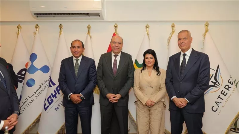 وزير الطيران يشهد توقيع بروتوكول لإدارة وتطوير فندق الترانزيت بمطار القاهرة