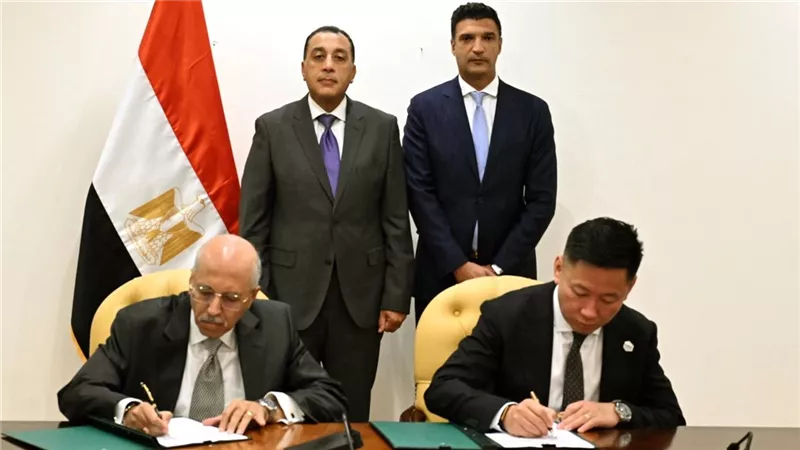 رئيس الوزراء يشهد مراسم توقيع عقد إنشاء مصنع لإنتاج البطاريات الكهربائية