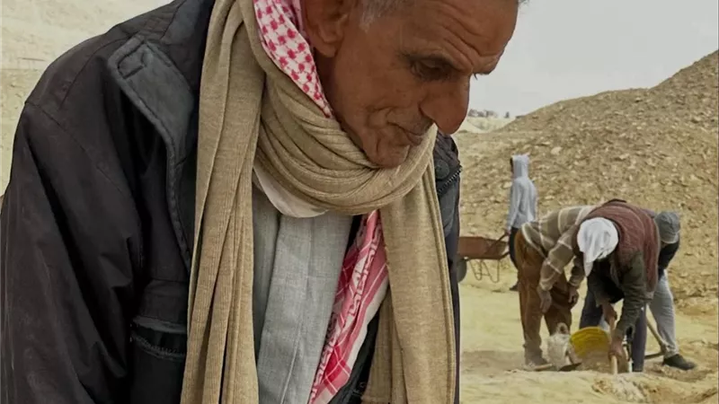 وفاة محروس عبد التواب.. رحيل رئيس عمال حفائر جسر المدير بسقارة