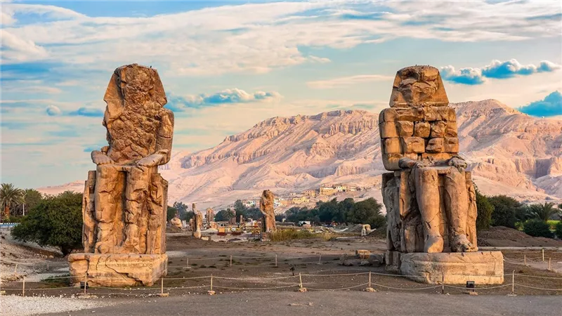 تمثالا ممنون.. العملاقان اللذان ظلا يحَرسان طيبة لأكثر من 3 آلاف عام
