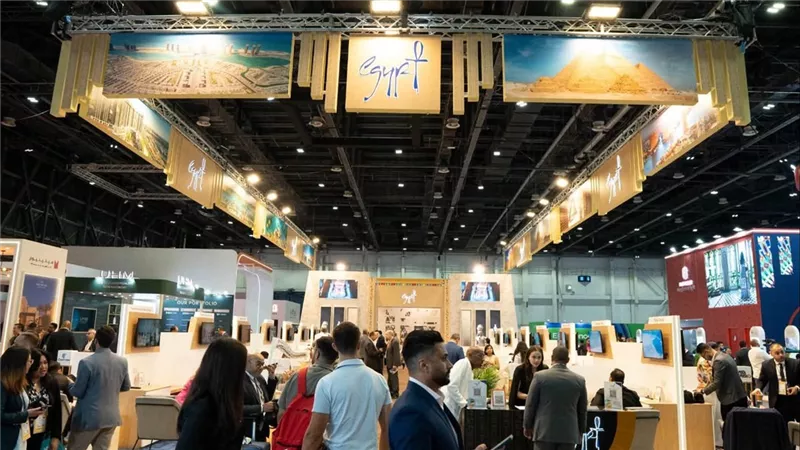 إقبال كبير على الجناح المصري في سوق السفر العربي بدبي.. إشادة بالمقصد السياحي