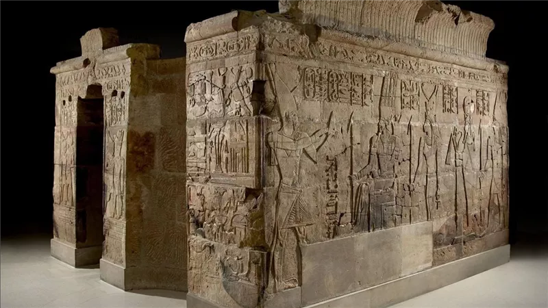 «رغيف أبيض» في نقش أثري.. ماذا تحكي مقصورة الملك تهارقا عن الطقوس الملكية؟