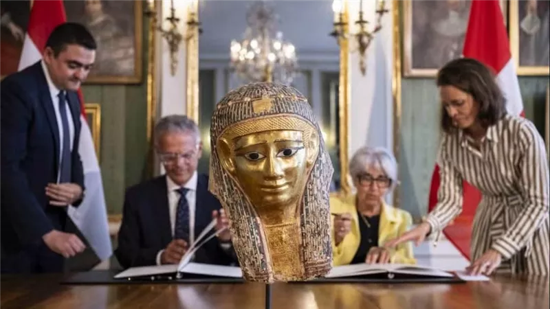 بعد أكثر من ألفي عام.. سويسرا تعيد قناعا جنائزيا أثريا إلى مصر