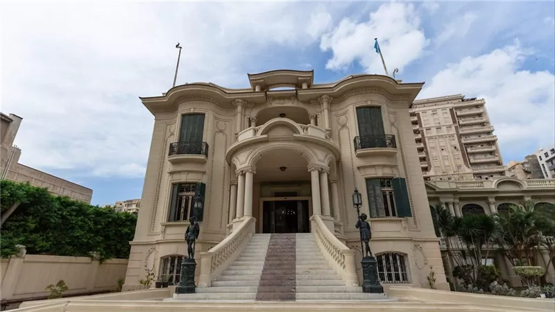 الماس والزمرد والياقوت.. جولة في كنوز متحف المجوهرات الملكية