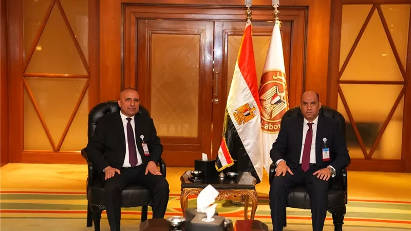 وزير العمل ورئيس الوفد العراقي يبحثان التعاون العمالي