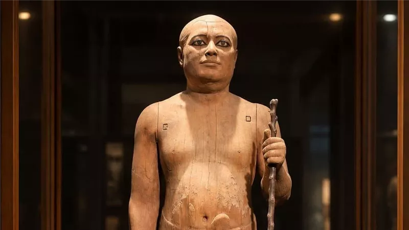 شيخ البلد.. تمثال مصري عمره أكثر من 4 آلاف عام بعيون تبدو وكأنها تنظر إليك