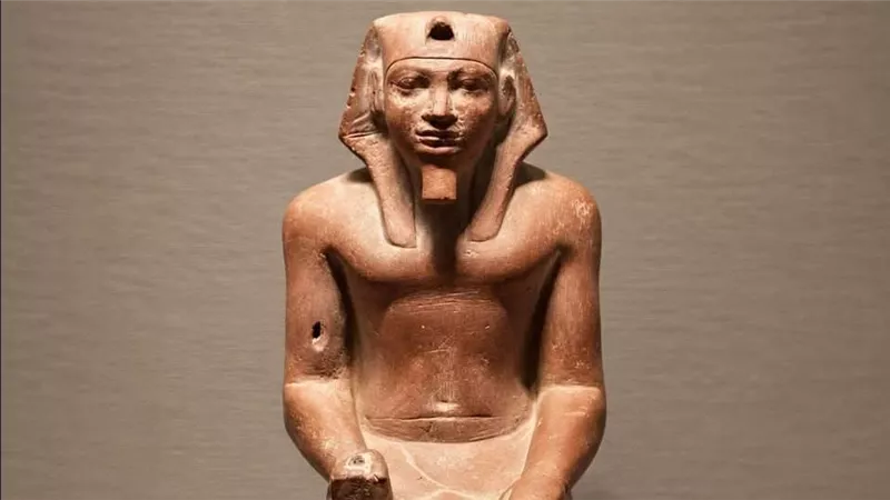 الحجر الذي تحدّى الزمن.. تمثال منكاورع يكشف أسرار فن النحت في مصر القديمة