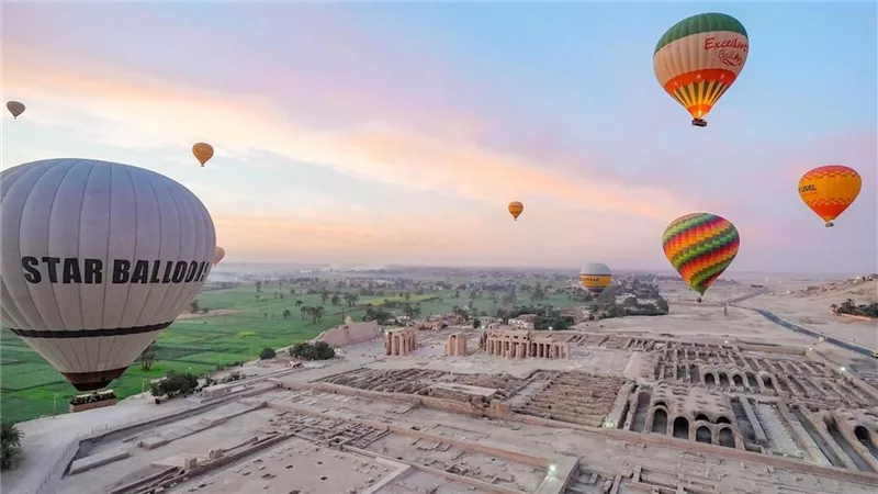 بعد توقف 3 أشهر.. البالون الطائر يعود لسماء الأقصر وسط إقبال كبير من السائحين